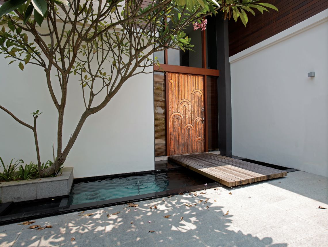 entrance modern pivot doors in Toronto